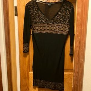 Patterned quarter sleeve w/ slit bottom